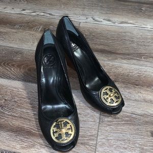 Tory burch black leather wooden wedges.